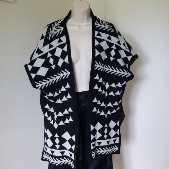 Mudd Poncho Shoulder Throw In Black & White Shawl - Picture 8 of 8